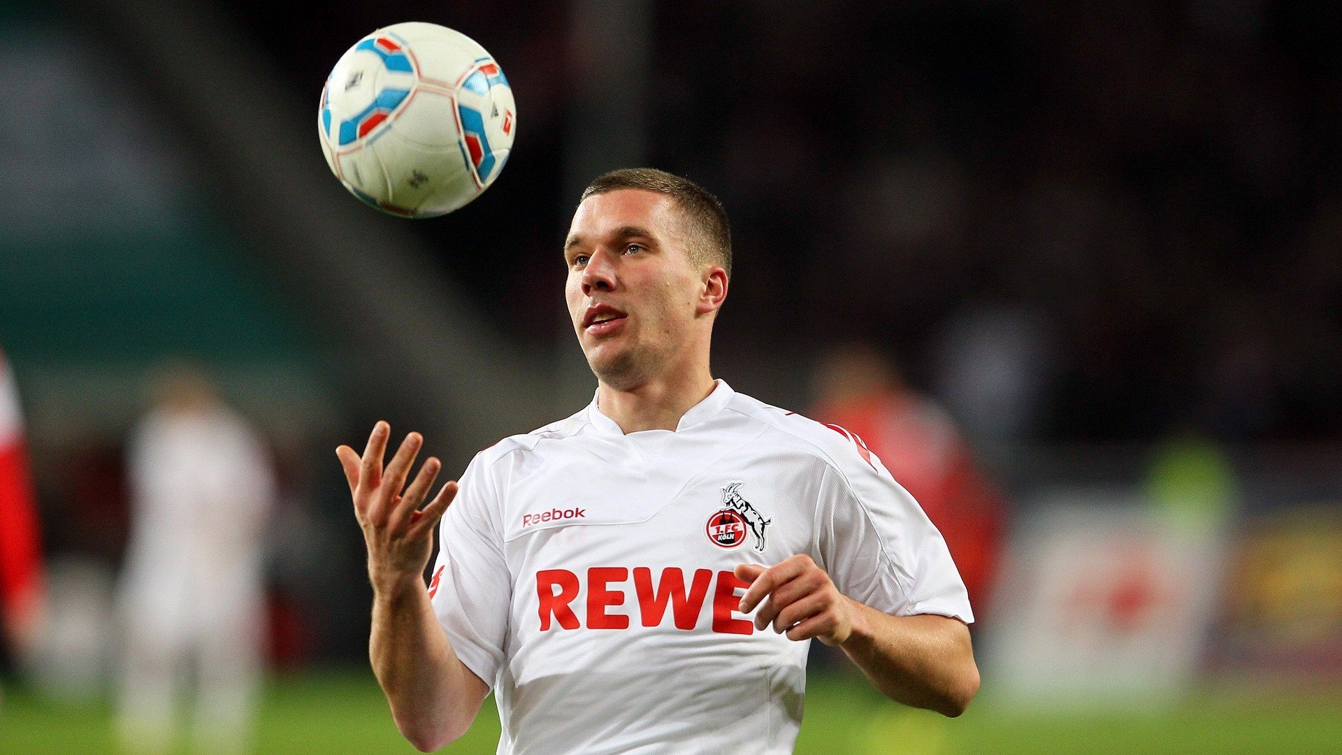 蒙彼利埃加强对中路的压迫成功抢断，蒙彼利埃强不强